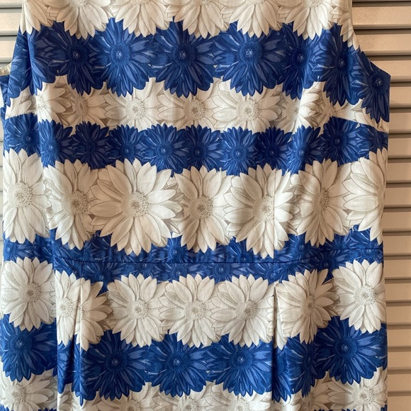Talbots Sleeveless Dress Size 12 Blue/White Sunflower Pattern - Picture 2 of 7